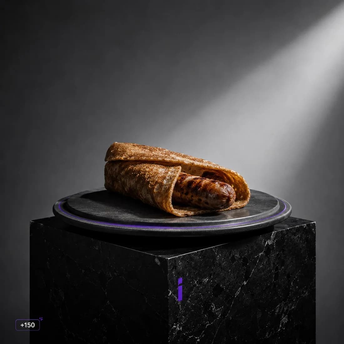 Mise en scène d’une galette-saucisse sur un socle sombre